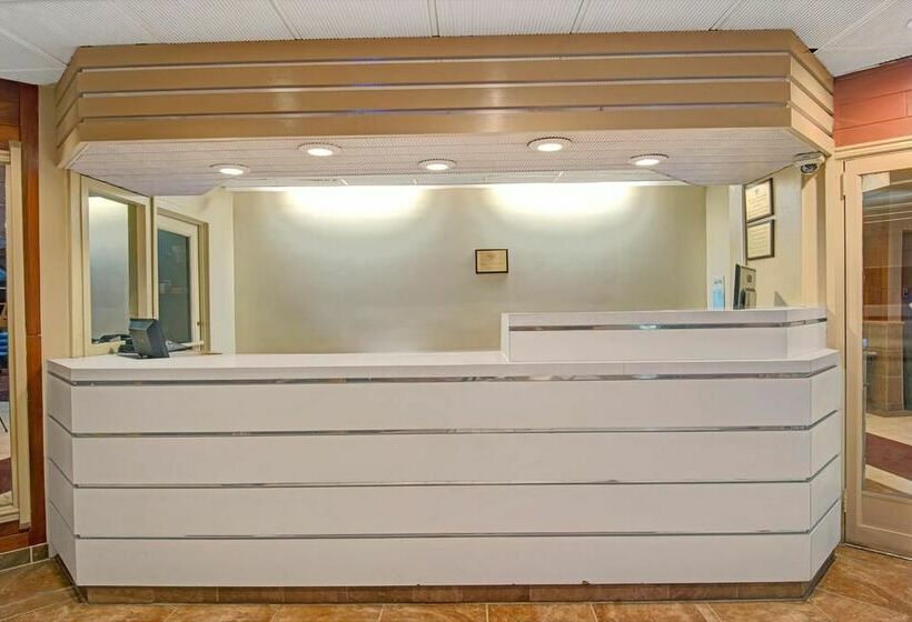 בית מלון כפרי Knights Inn Wheeling