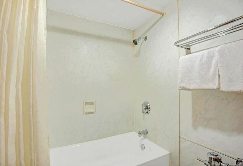 בית מלון כפרי Knights Inn Wheeling