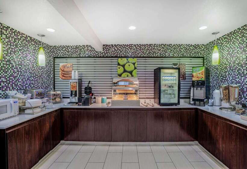 هتل La Quinta Inn By Wyndham El Dorado