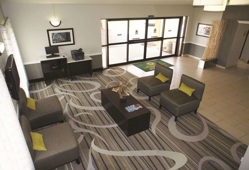 هتل La Quinta Inn By Wyndham El Dorado