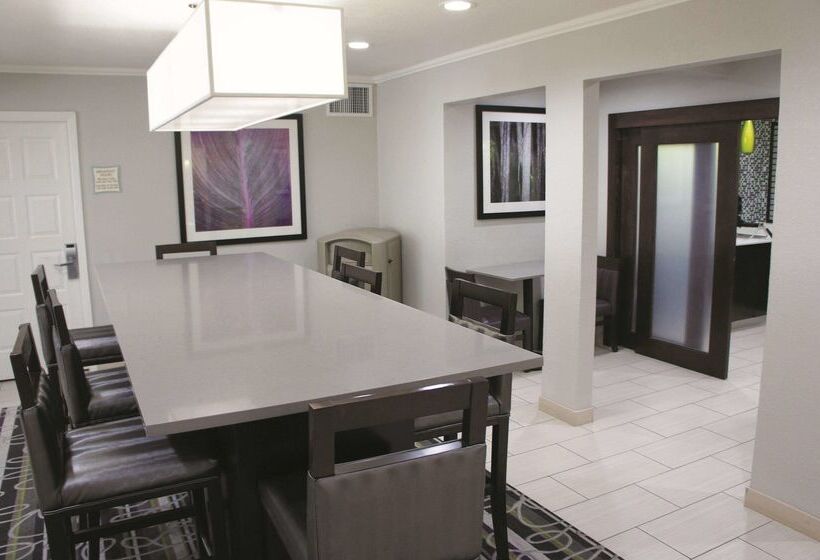 هتل La Quinta Inn By Wyndham El Dorado