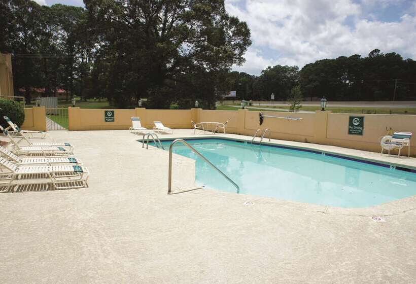 هتل La Quinta Inn By Wyndham El Dorado