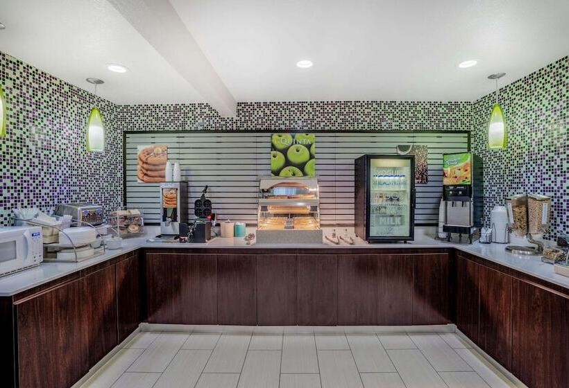 هتل La Quinta Inn By Wyndham El Dorado