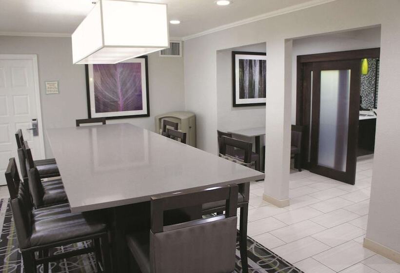 هتل La Quinta Inn By Wyndham El Dorado