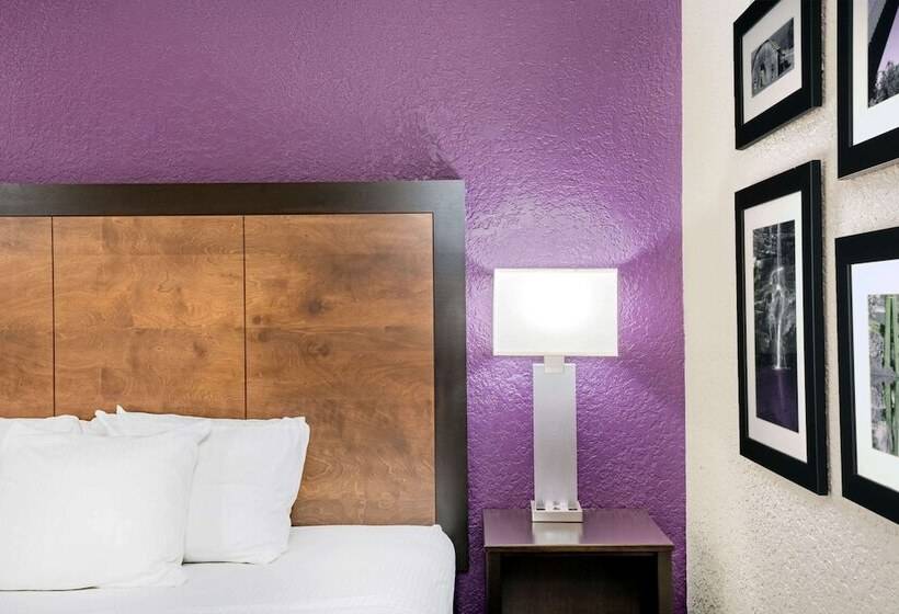 هتل La Quinta Inn By Wyndham El Dorado