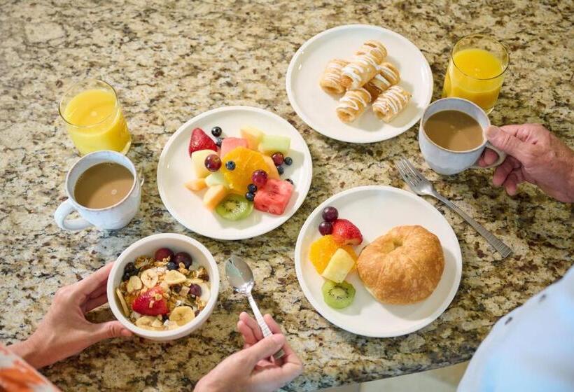 Luana Waikiki Hotel & Suites