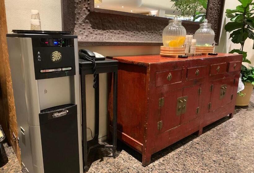 Luana Waikiki Hotel & Suites