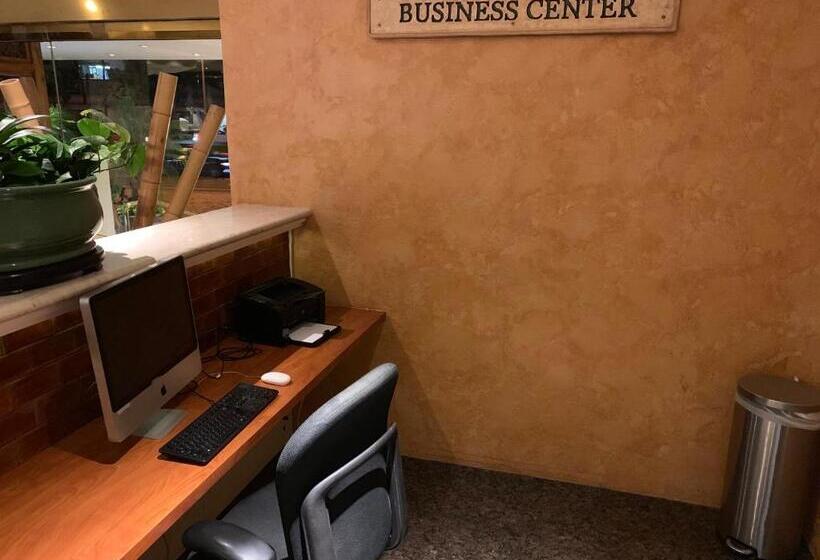 Luana Waikiki Hotel & Suites