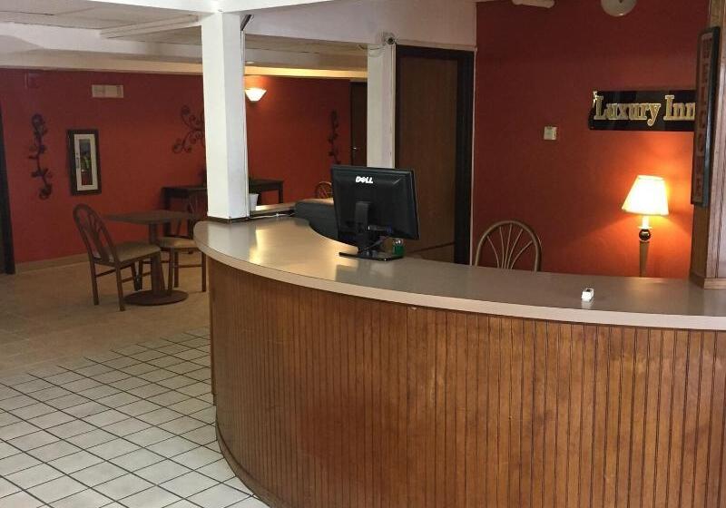 酒店 Luxury Inn & Suites