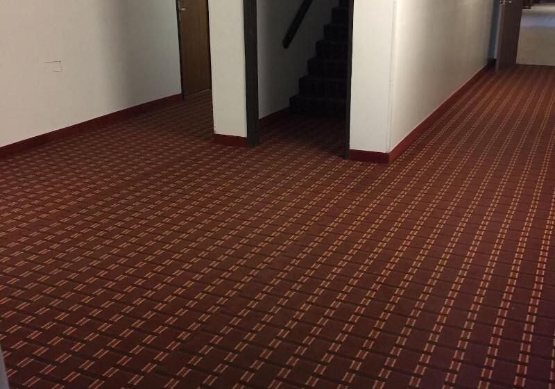 酒店 Luxury Inn & Suites