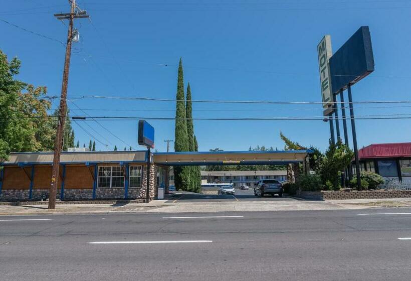 Hotel Medford OR North