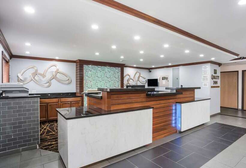 호텔 Quality Inn Cedar Rapids South