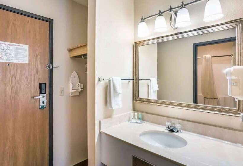 호텔 Quality Inn Cedar Rapids South