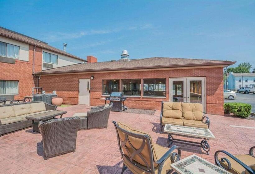 בית מלון כפרי Quality Inn