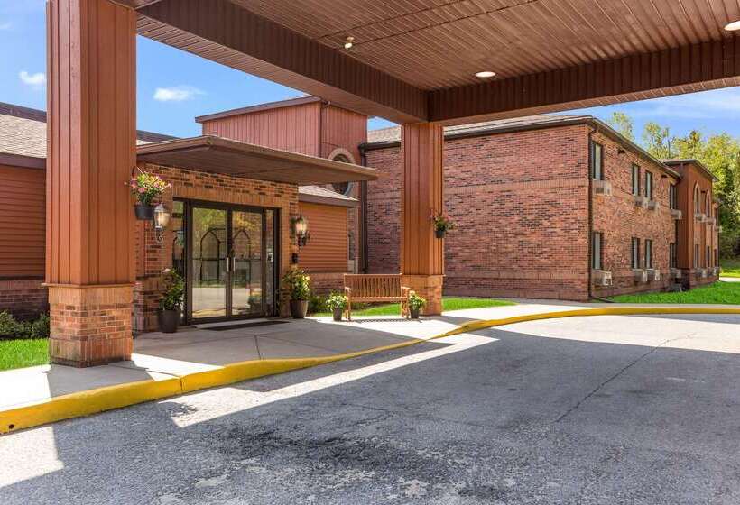 فندق Quality Inn Petoskey Harbor Springs