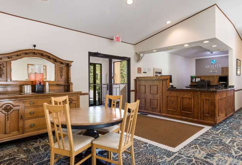 בית מלון כפרי Quality Inn Petoskey Harbor Springs