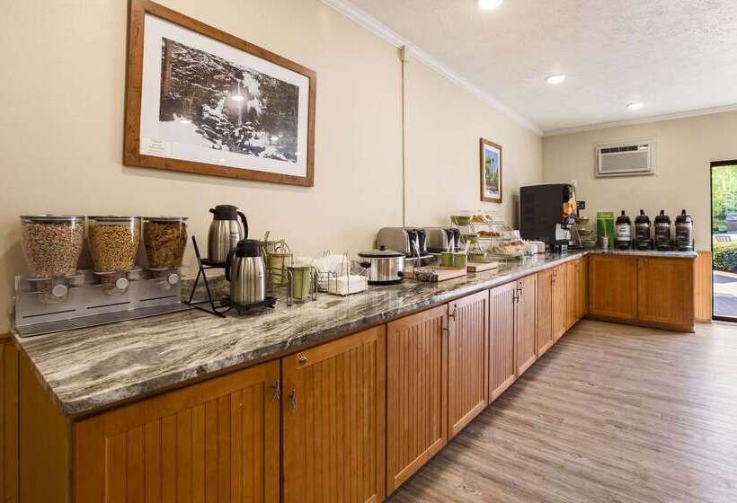 בית מלון כפרי Quality Inn Petoskey Harbor Springs