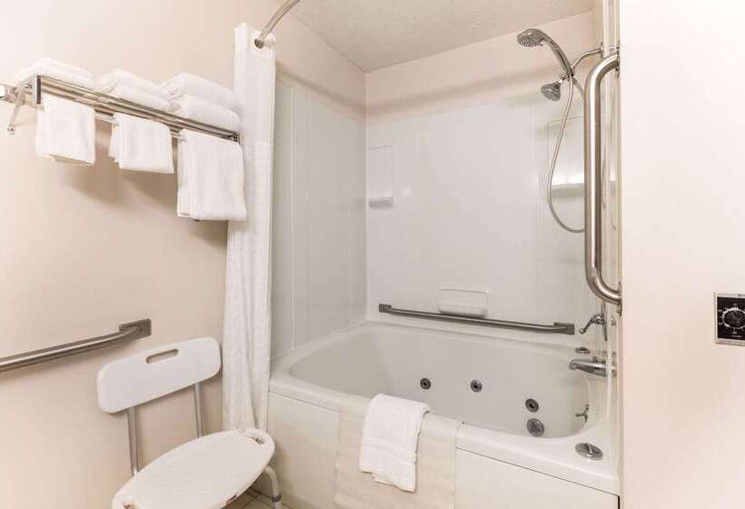 فندق Quality Inn Petoskey Harbor Springs