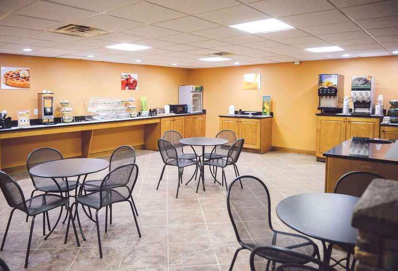 בית מלון כפרי Quality Inn & Suites Ames Conference Center Near Isu Campus