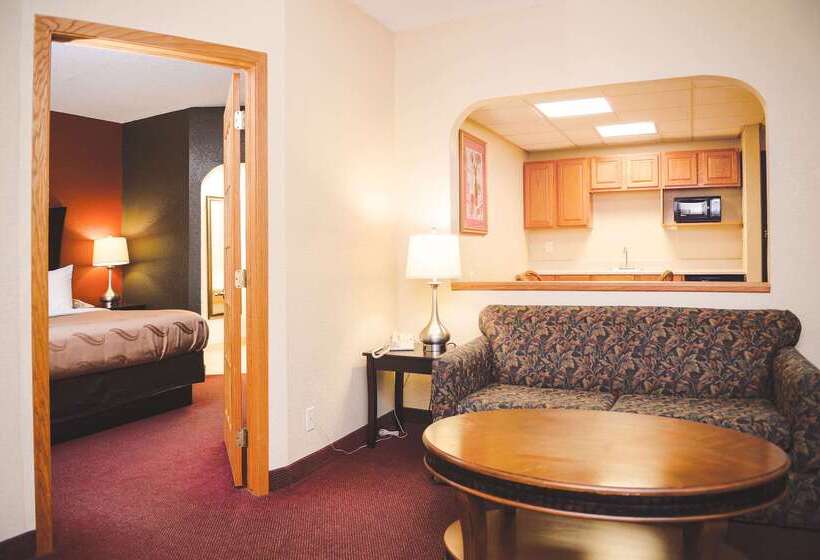 בית מלון כפרי Quality Inn & Suites Ames Conference Center Near Isu Campus