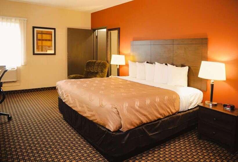 בית מלון כפרי Quality Inn & Suites Ames Conference Center Near Isu Campus