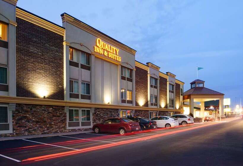 בית מלון כפרי Quality Inn & Suites Ames Conference Center Near Isu Campus