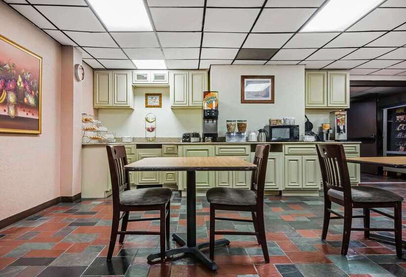 Отель Quality Inn & Suites Binghamton Vestal