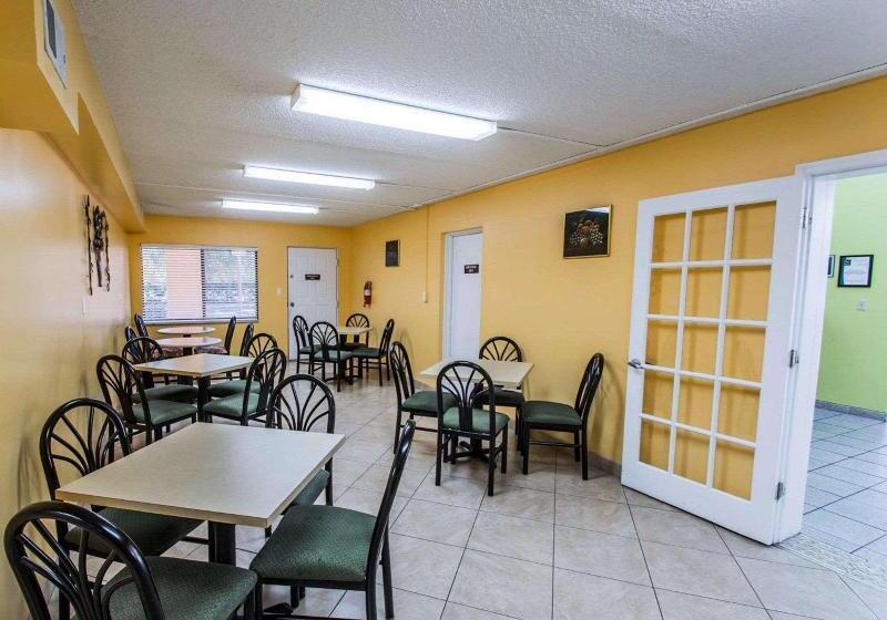 בית מלון כפרי Quality Inn Gainesville Near University
