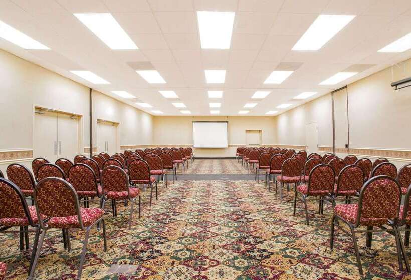 Ramada By Wyndham Edgewood Hotel & Conference Center