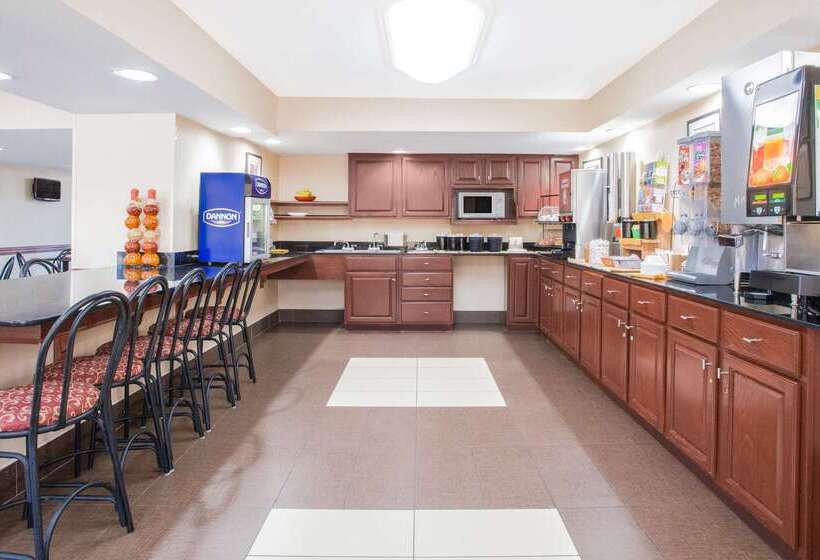 Ramada By Wyndham Edgewood Hotel & Conference Center