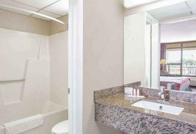 Ramada By Wyndham Edgewood Hotel & Conference Center