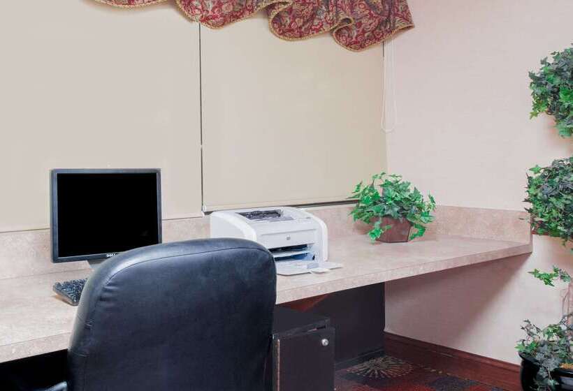 Ramada By Wyndham Edgewood Hotel & Conference Center