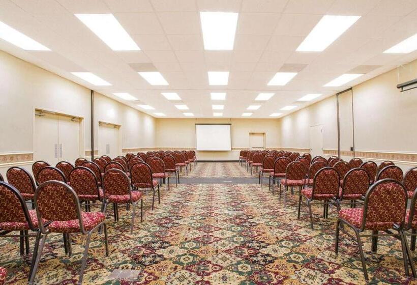 Ramada By Wyndham Edgewood Hotel & Conference Center