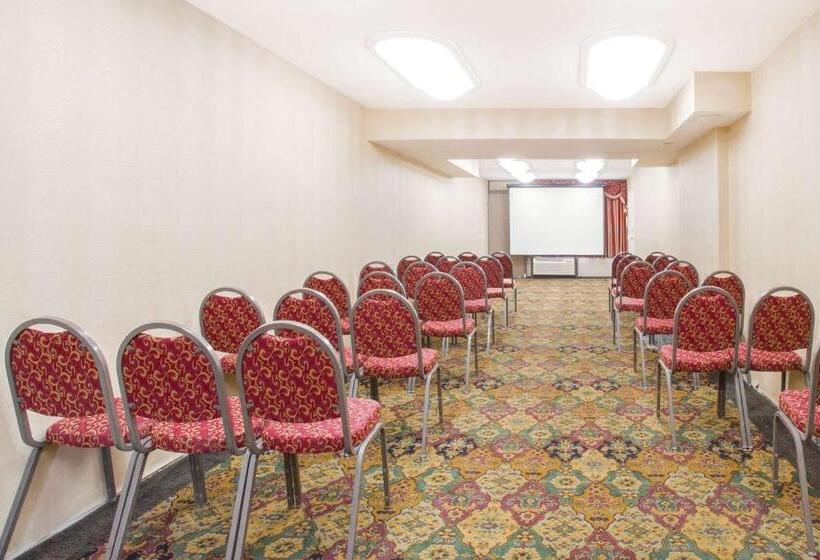 Ramada By Wyndham Edgewood Hotel & Conference Center