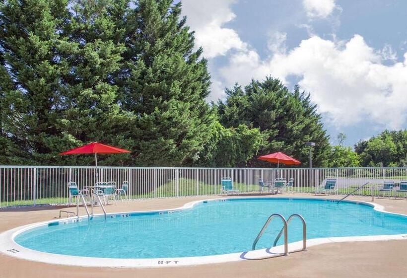 Ramada By Wyndham Edgewood Hotel & Conference Center