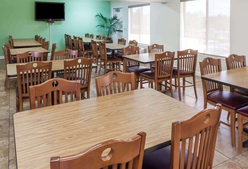 فندق Ramada By Wyndham Oceanside