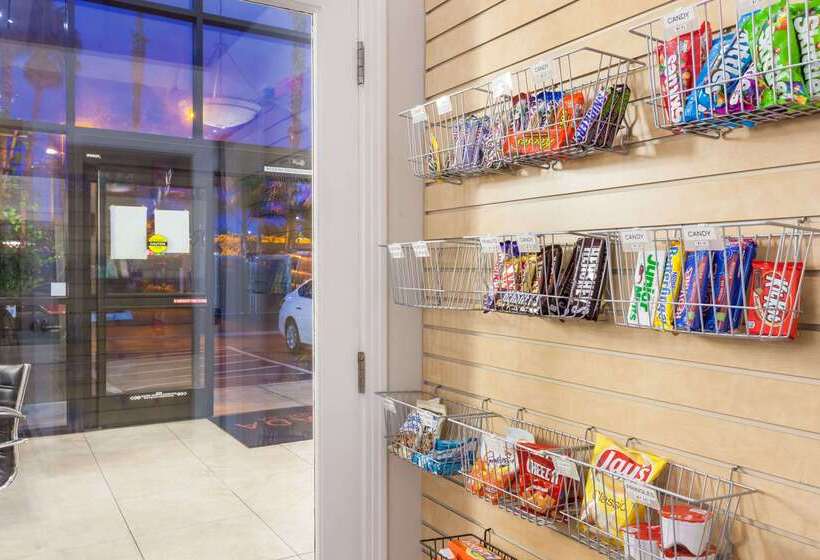 فندق Ramada By Wyndham Oceanside