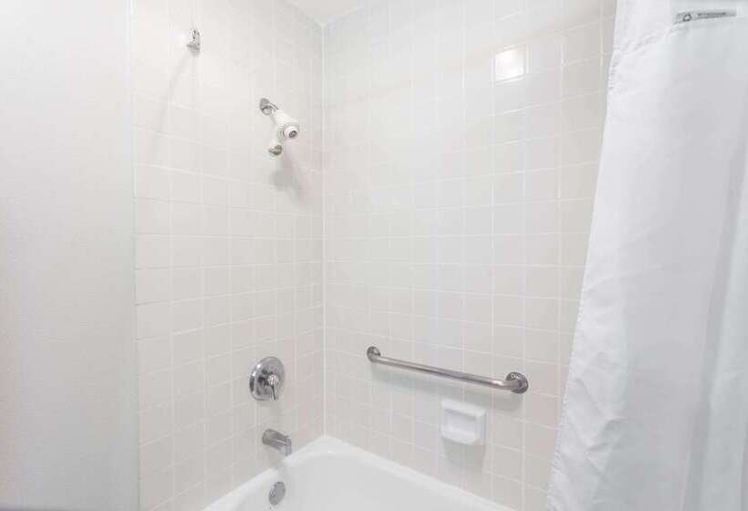 فندق Ramada By Wyndham Oceanside