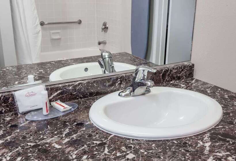 فندق Ramada By Wyndham Oceanside