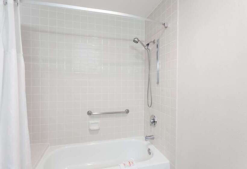 فندق Ramada By Wyndham Oceanside