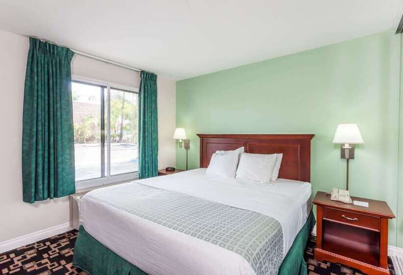 فندق Ramada By Wyndham Oceanside