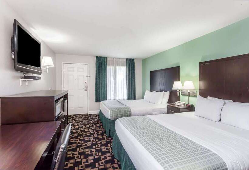 فندق Ramada By Wyndham Oceanside