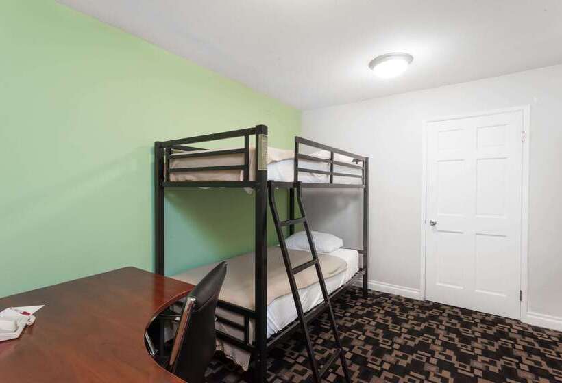 فندق Ramada By Wyndham Oceanside