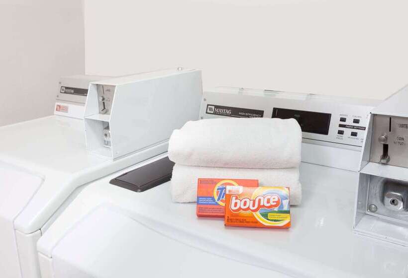 فندق Ramada By Wyndham Oceanside