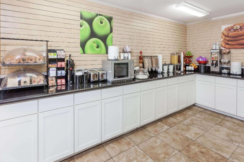 فندق Ramada By Wyndham Oceanside