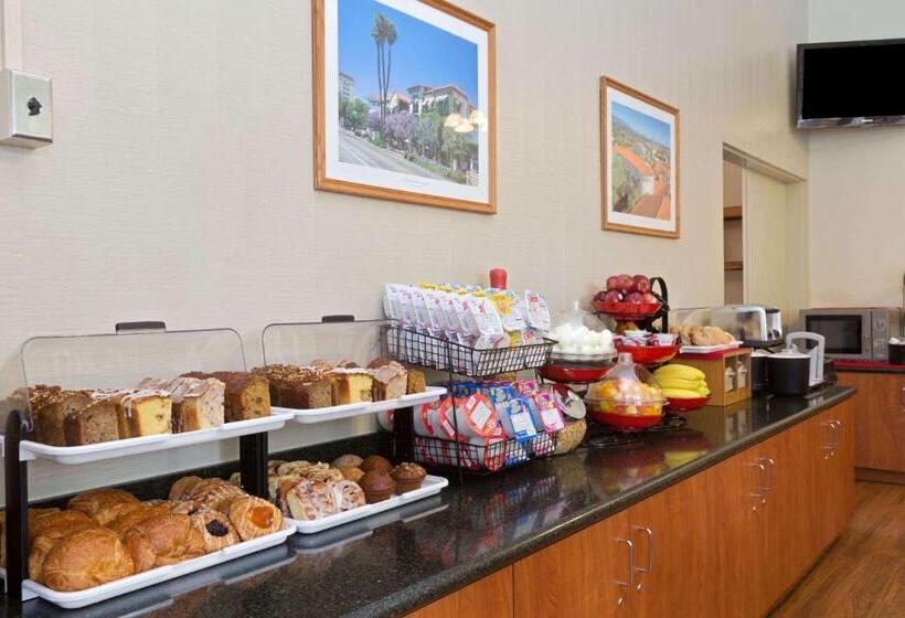 فندق Ramada By Wyndham Santa Barbara