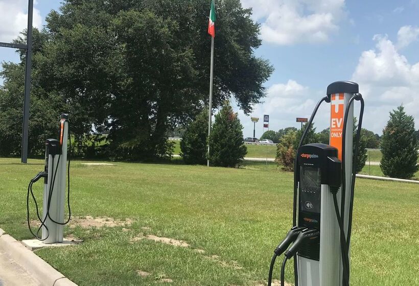 Отель Ramada By Wyndham Savannah Gateway