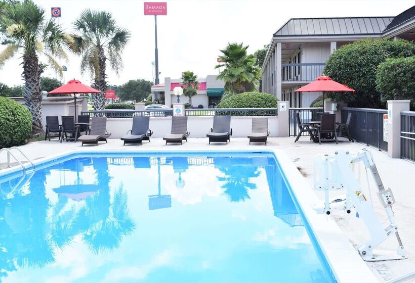 Отель Ramada By Wyndham Savannah Gateway