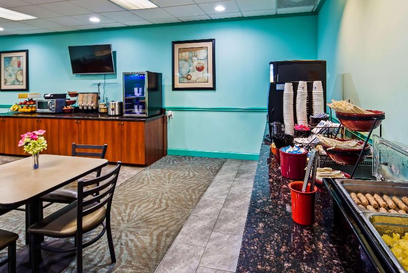 Отель Ramada By Wyndham Savannah Gateway