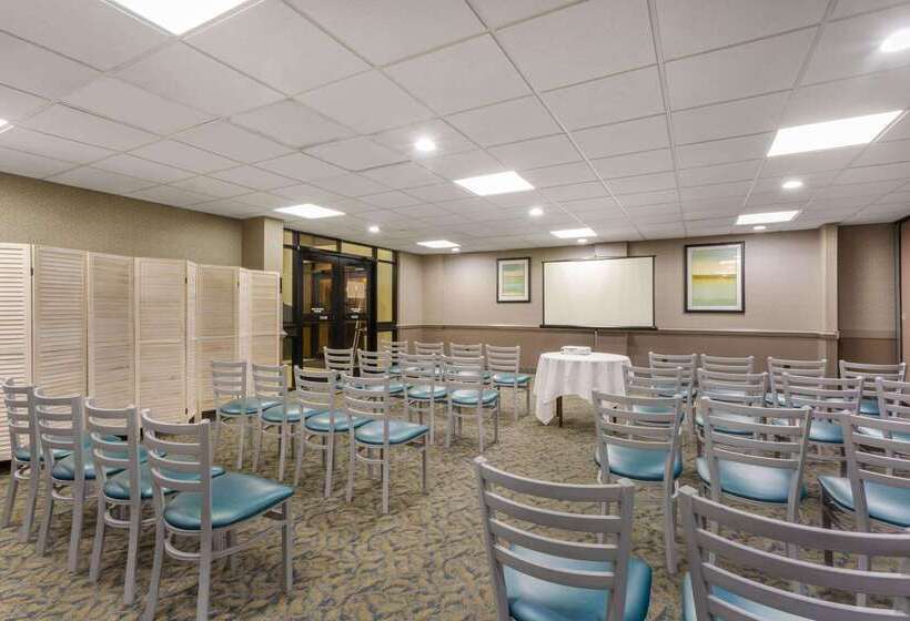 فندق Ramada Plaza By Wyndham Virginia Beach Oceanfront